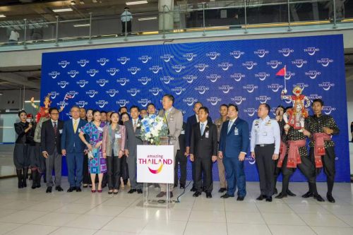 免签政策实施首日，泰国国家旅游局在境内四个国际机场隆重欢迎抵泰的中国和哈萨克斯坦游客