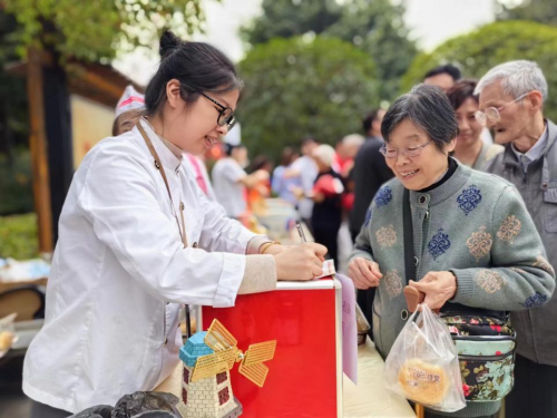 重庆市第一社会福利院举办家庭聚会日系列敬老活动