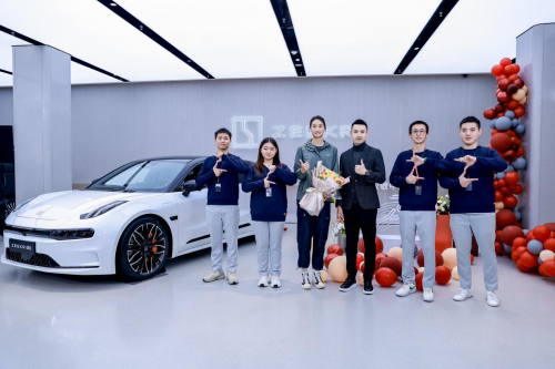 极氪亚运冠军赠车仪式在京举办，迎来首