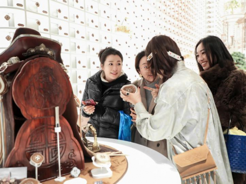 首个！花西子线下旗舰店打造“蒙古族”非遗文化体验空间
