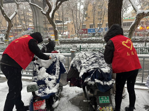 寒潮下的普惠温度——平安普惠芜湖分公司扫雪行动