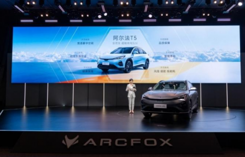 北汽极狐引领市场新风向，极狐阿尔法T5卷动新能源汽车行业第3张