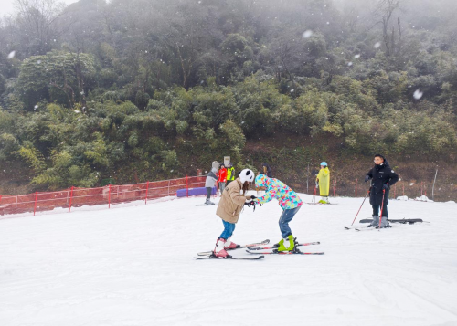1月25日金佛山初雪庆贺滑雪场开板！"
