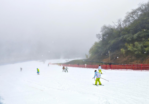 1月25日金佛山初雪庆贺滑雪场开板！"