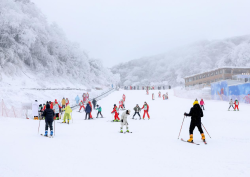 1月25日金佛山初雪庆贺滑雪场开板！"