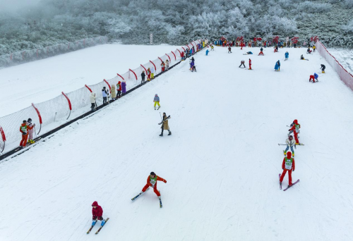 1月25日金佛山初雪庆贺滑雪场开板！"