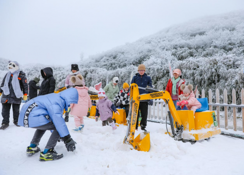 1月25日金佛山初雪庆贺滑雪场开板！"