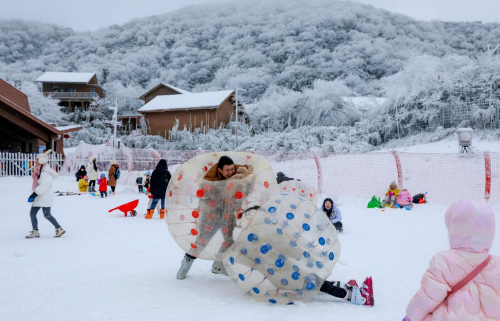 1月25日金佛山初雪庆贺滑雪场开板！"