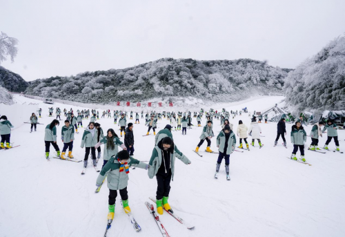 1月25日金佛山初雪庆贺滑雪场开板！"