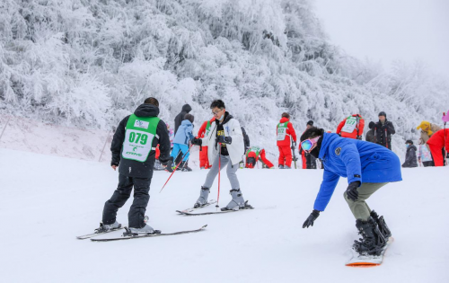 1月25日金佛山初雪庆贺滑雪场开板！"