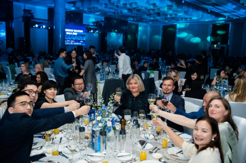 极光态携手丹维斯亮相挪威GALA海鲜晚宴 臻品馈赠共话健康合作