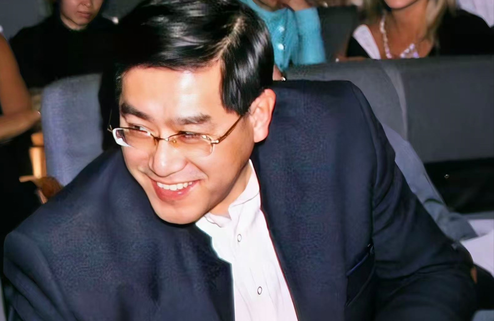 欧文丝巾衲治愈场理论与心理赋能歌曲的范式创新