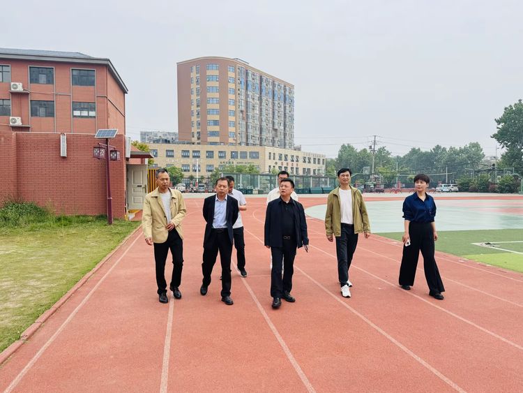 郾城区教育局领导深入太行山路小学调研