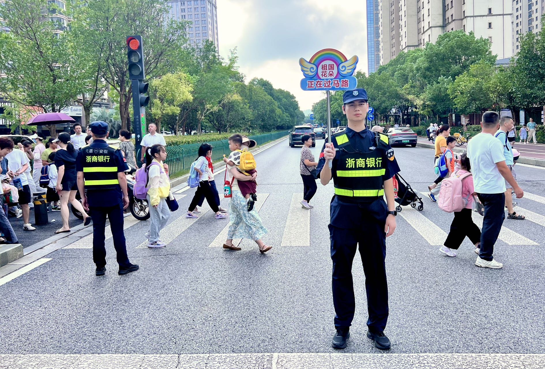 开学季暖心守护！红谷滩岭口路多元力量并肩筑牢平安上学路